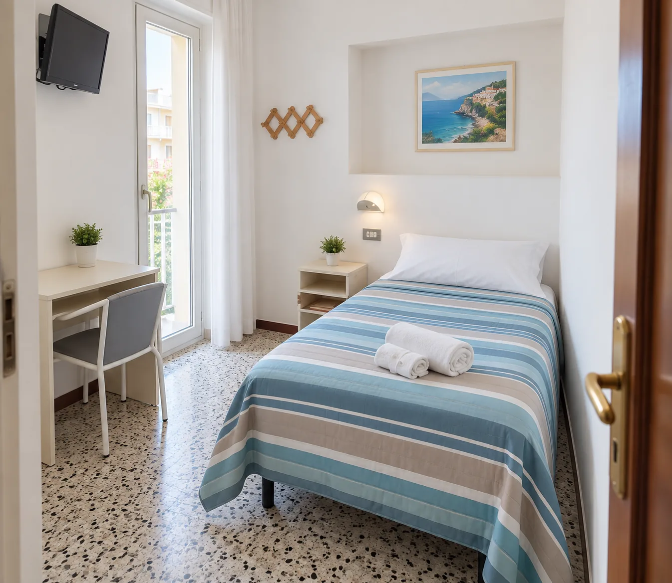 Chambre individuelle avec lit, bureau et balcon