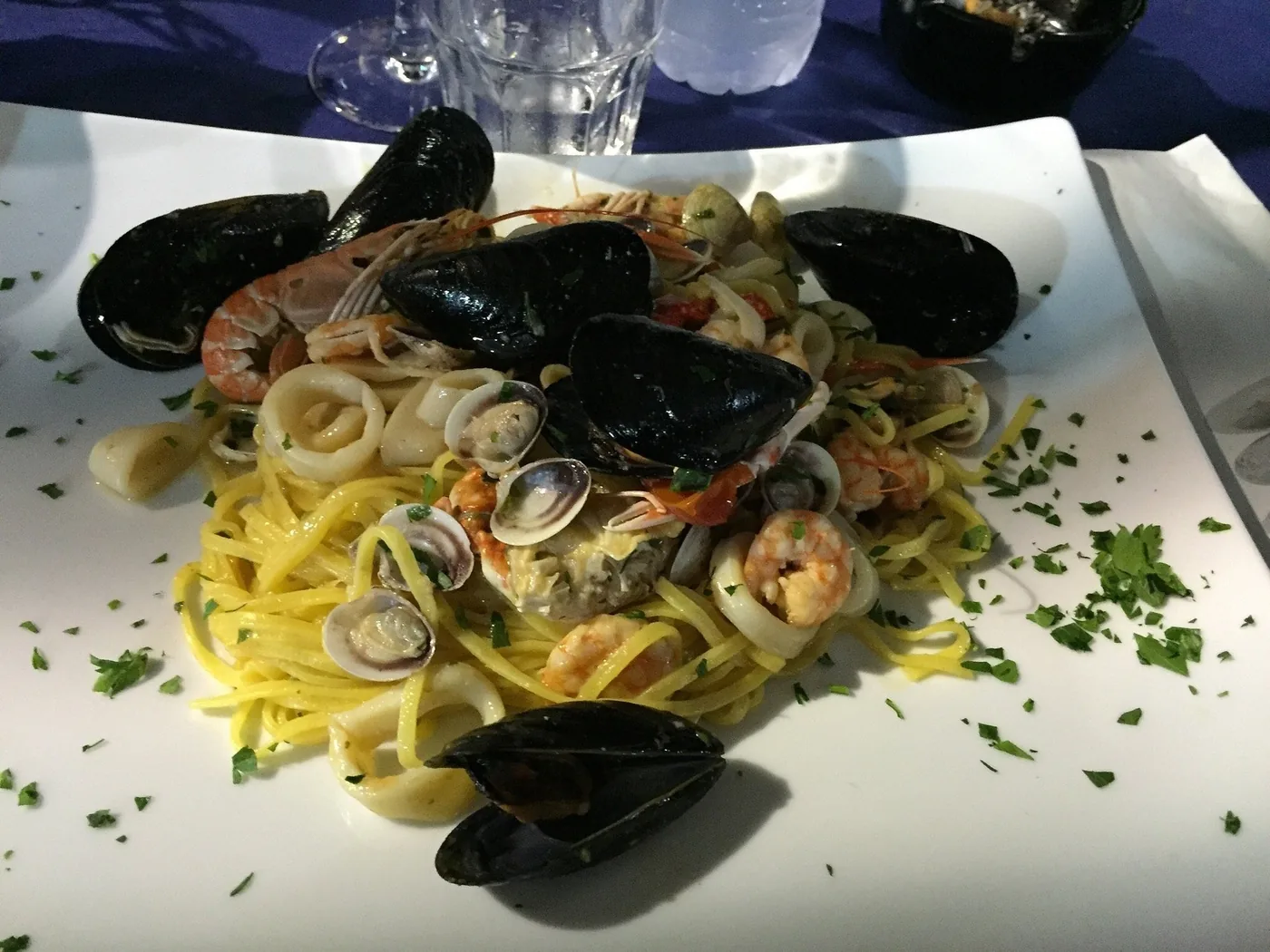 Tagliolini aux fruits de mer, avec moules, palourdes et crevettes