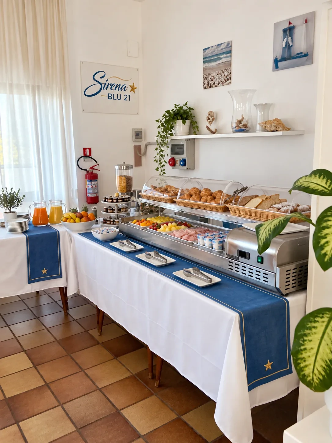 Le buffet du petit-déjeuner : pain frais, viennoiseries et jus de fruits