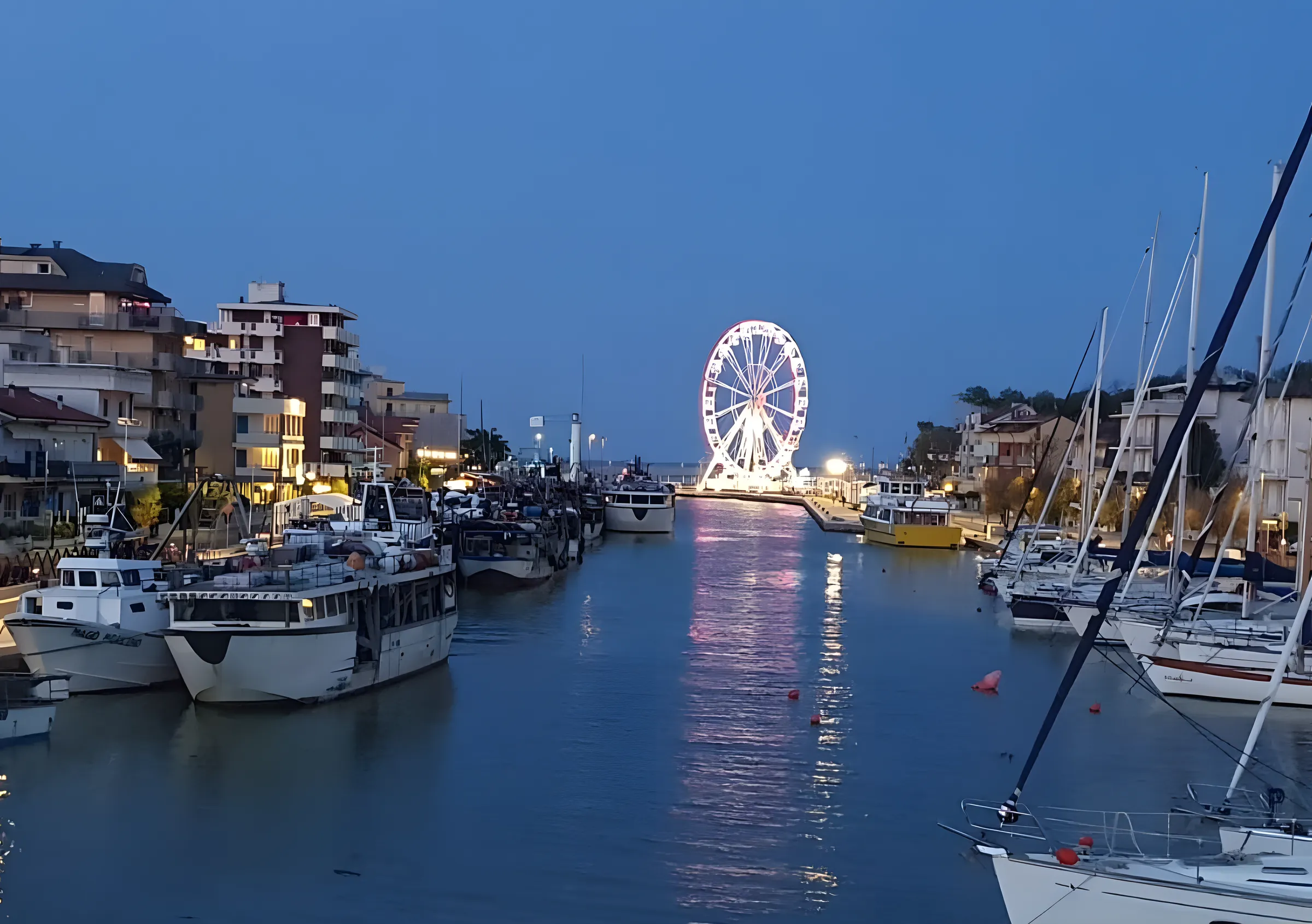 Le port-canal de Bellaria-Igea Marina le soir, avec les bateaux et la grande roue