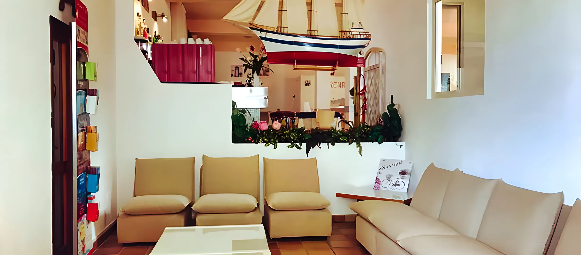 L’espace détente de l’hôtel, avec canapés et fauteuils